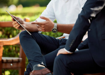 Learn win-win negotiation strategies for photographers—from preparation and clear objectives to data-backed proposals and effective follow-ups